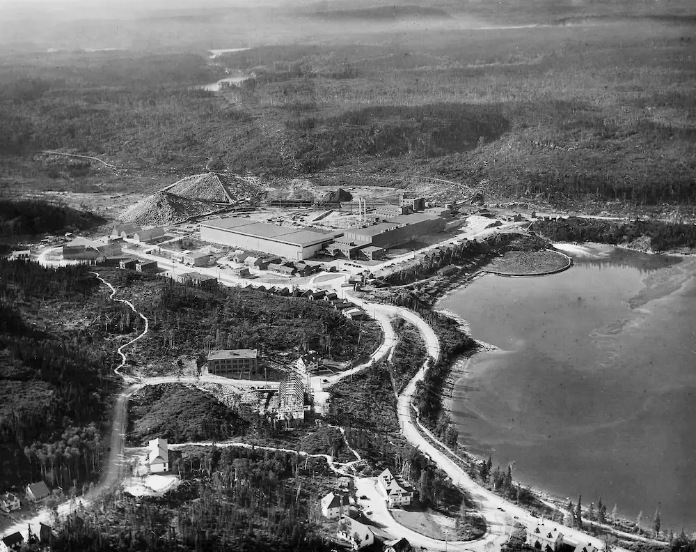 Vue aérienne de Baie-Comeau en 1939, avec l’usine, la baie et les premiers quartiers