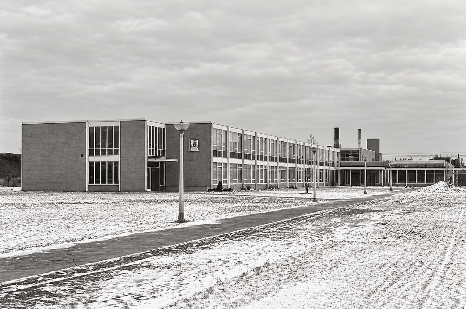 O edifício da escola no inverno