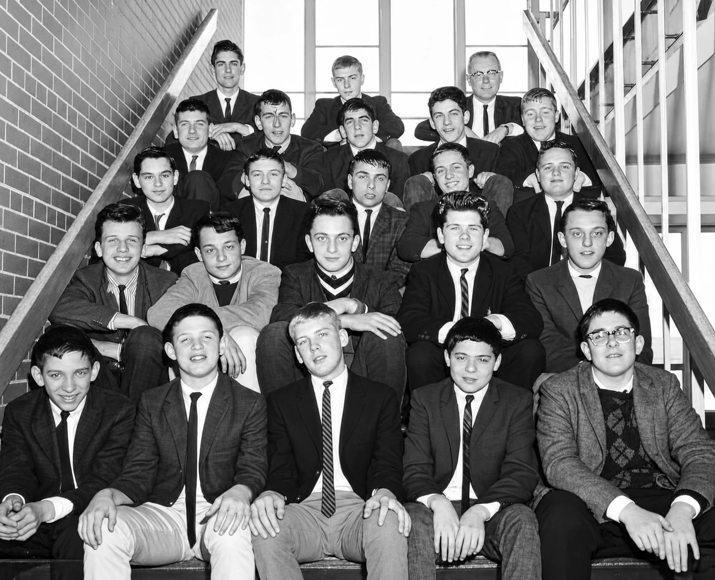 Alunos reunidos em uma escadaria