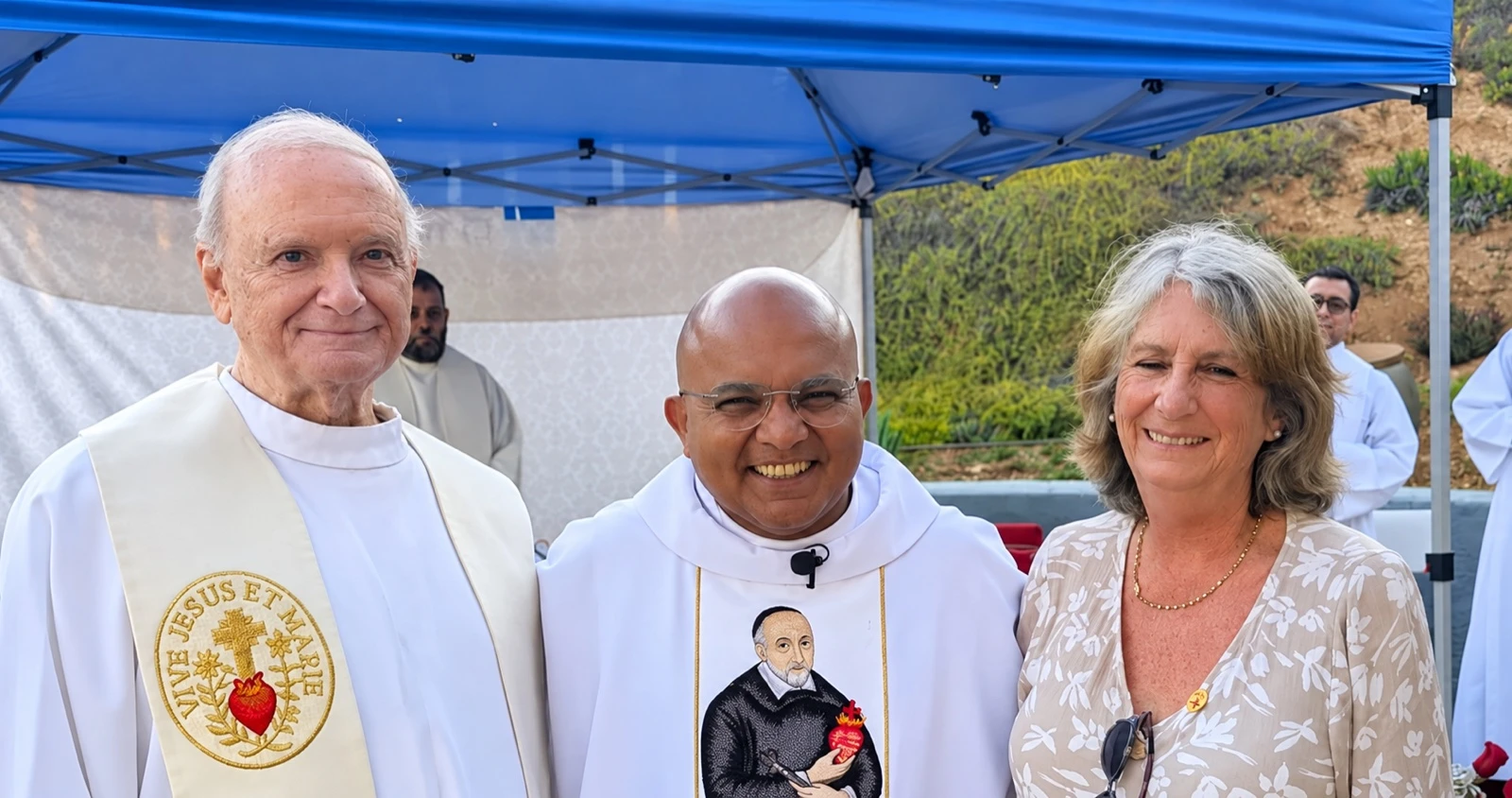 Sacerdotes eudistas e membros da comunidade reunidos em missão.